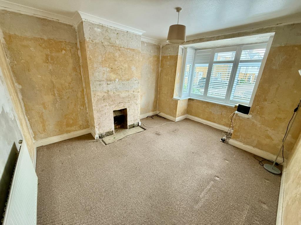 Lot: 135 - THREE-BEDROOM END-TERRACE HOUSE - Living room with bay window